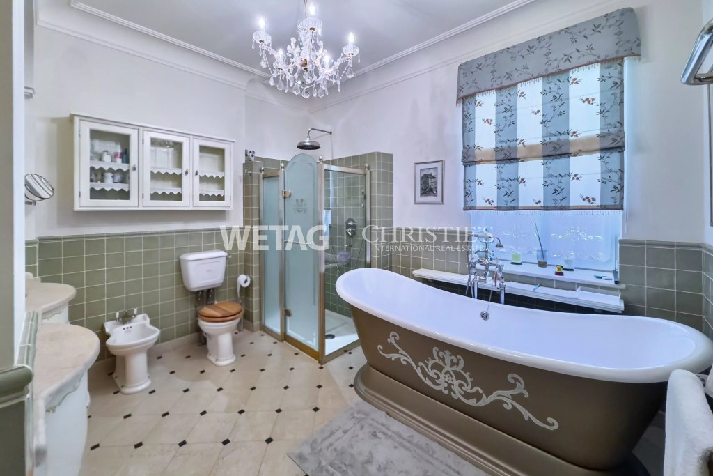 Klassisches Badezimmer mit freistehender Wanne