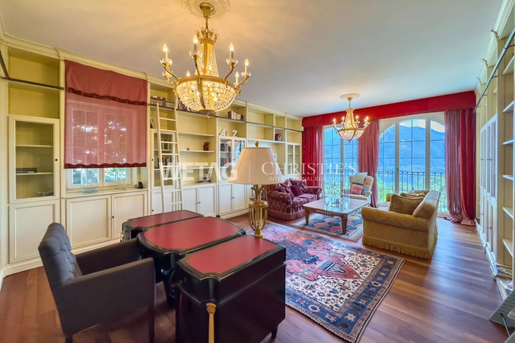 Elegantes Wohnzimmer mit Bergblick