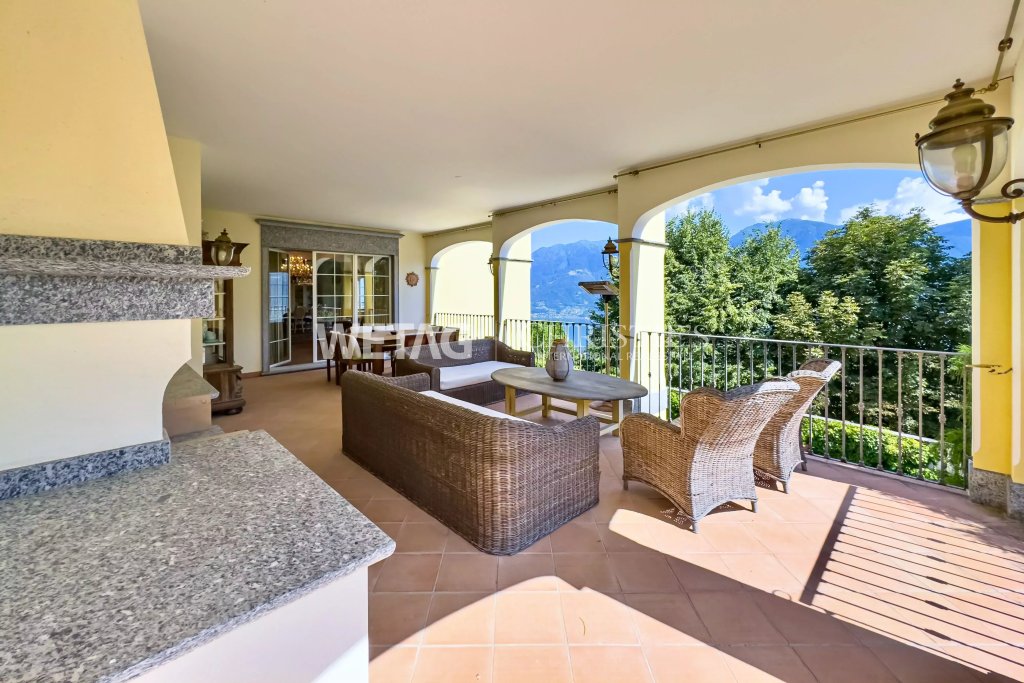 Überdachte Terrasse mit Blick ins Grüne