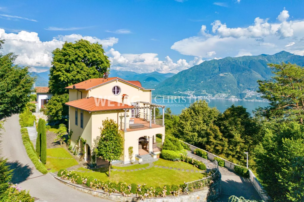 Villa mit Seeblick und mediterranem Garten