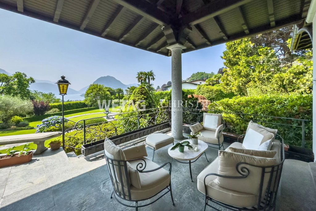 Überdachte Terrasse mit Seeblick