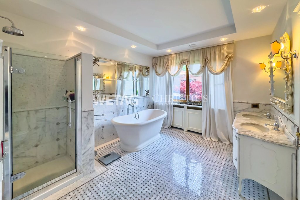 Luxuriöses Badezimmer mit freistehender Wanne und Glasdusche