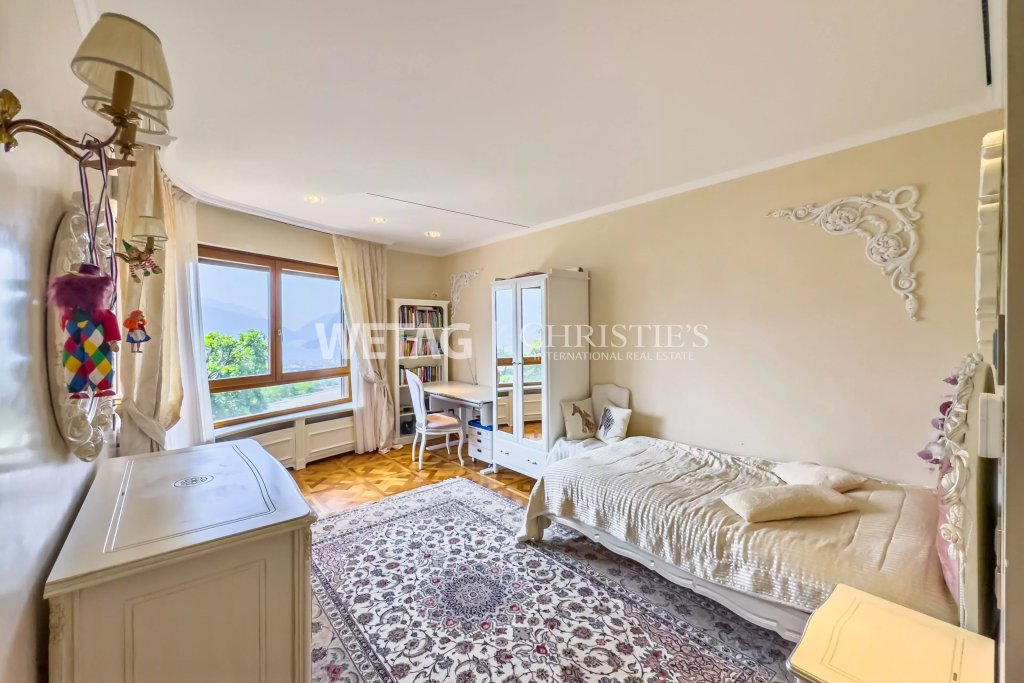 Helles Schlafzimmer mit klassischer Dekoration