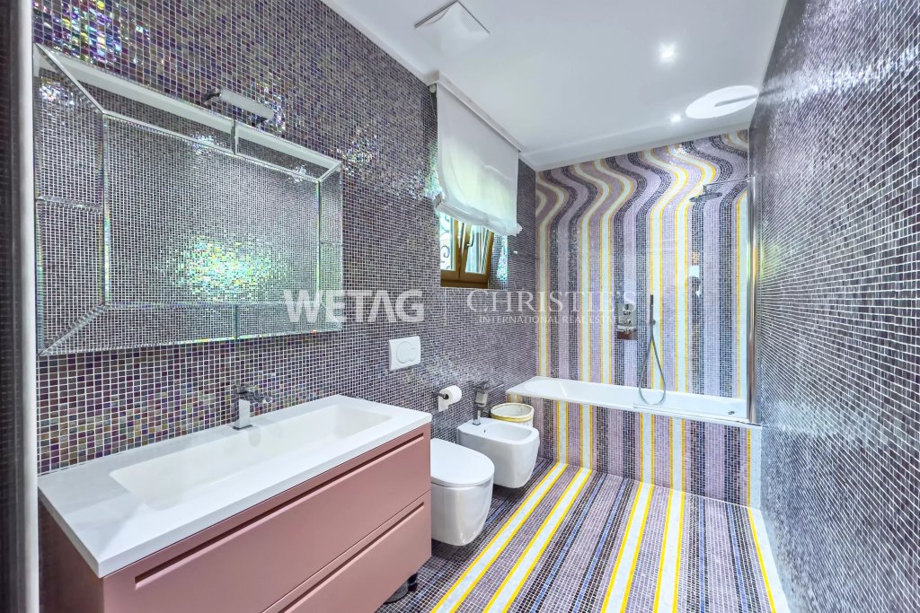 Modernes Badezimmer mit auffälliger Mosaikgestaltung