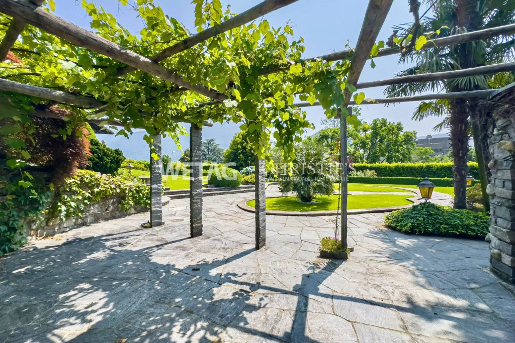Überdachte Gartenpergola mit Steinterrasse