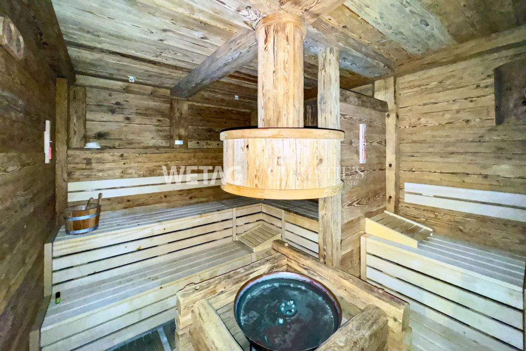 Rustikale Sauna mit Holzausstattung
