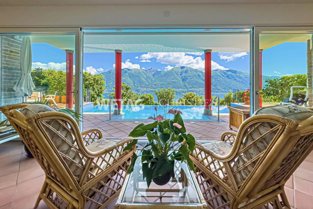 Überdachte Terrasse mit Pool- und Bergblick