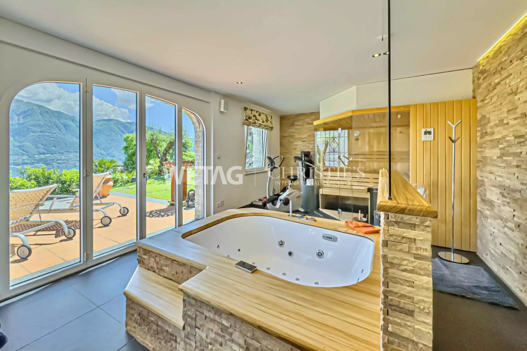 Wellnessraum mit Whirlpool und Gartenblick