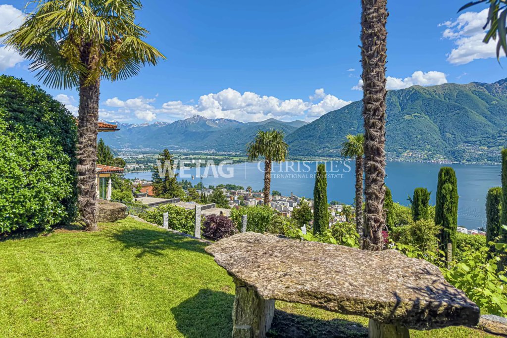 Garten mit Seeblick und Bergpanorama