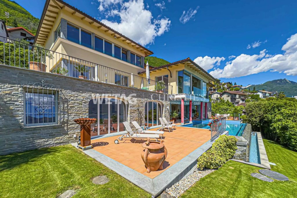 Luxuriöse Villa mit Terrasse und Pool