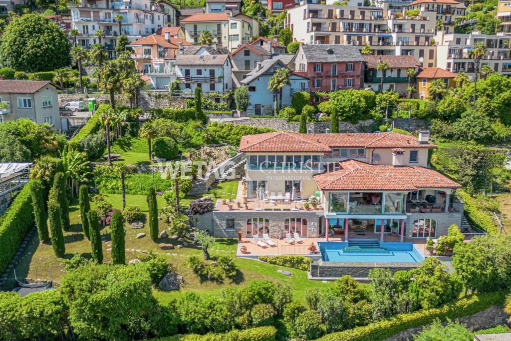 Luxuriöse Villa mit Pool und terrassiertem Garten
