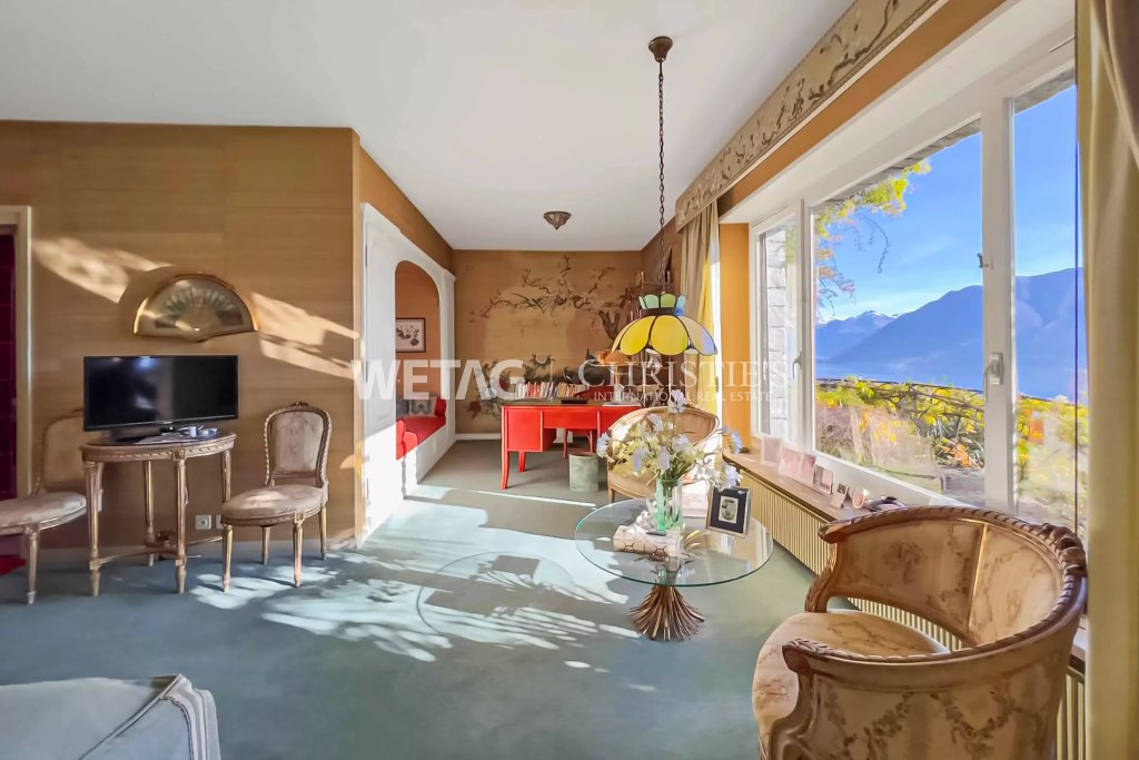 Elegantes Wohnzimmer mit Seeblick