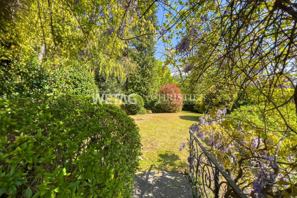 Garten mit üppiger Begrünung und Rasenfläche