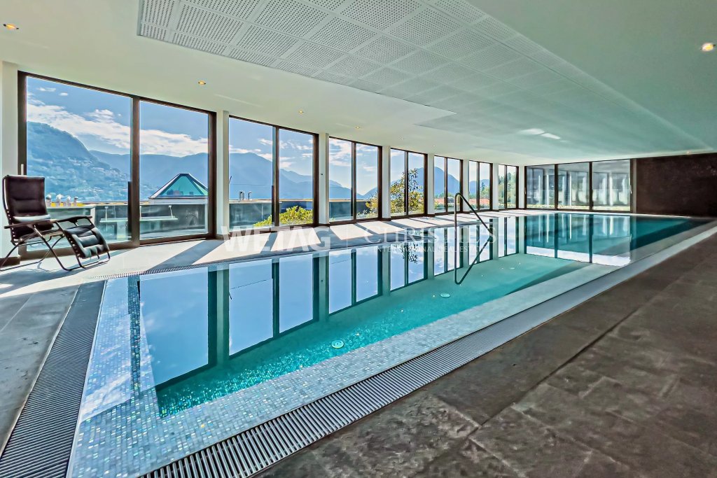 Innenpool mit Panoramafenstern
