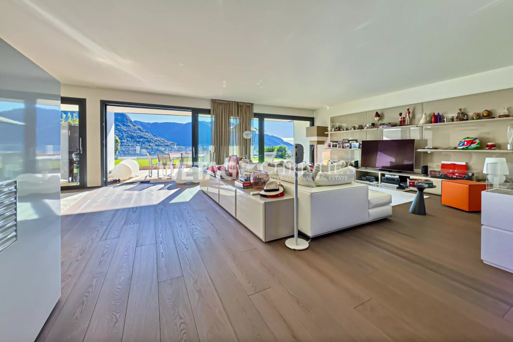Offener Wohnbereich mit Panoramablick
