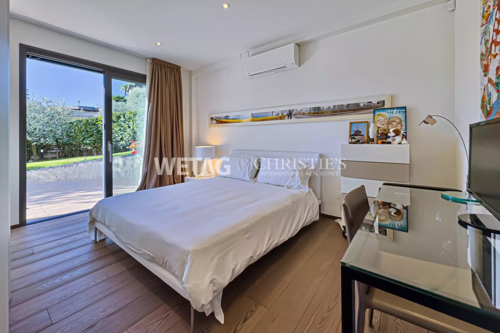 Modernes Schlafzimmer mit Terrassenzugang