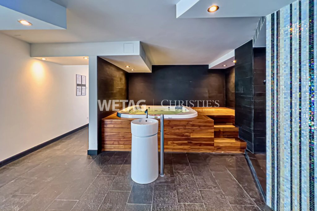 Spa-Bereich mit Holzverkleidung und Mosaikwand