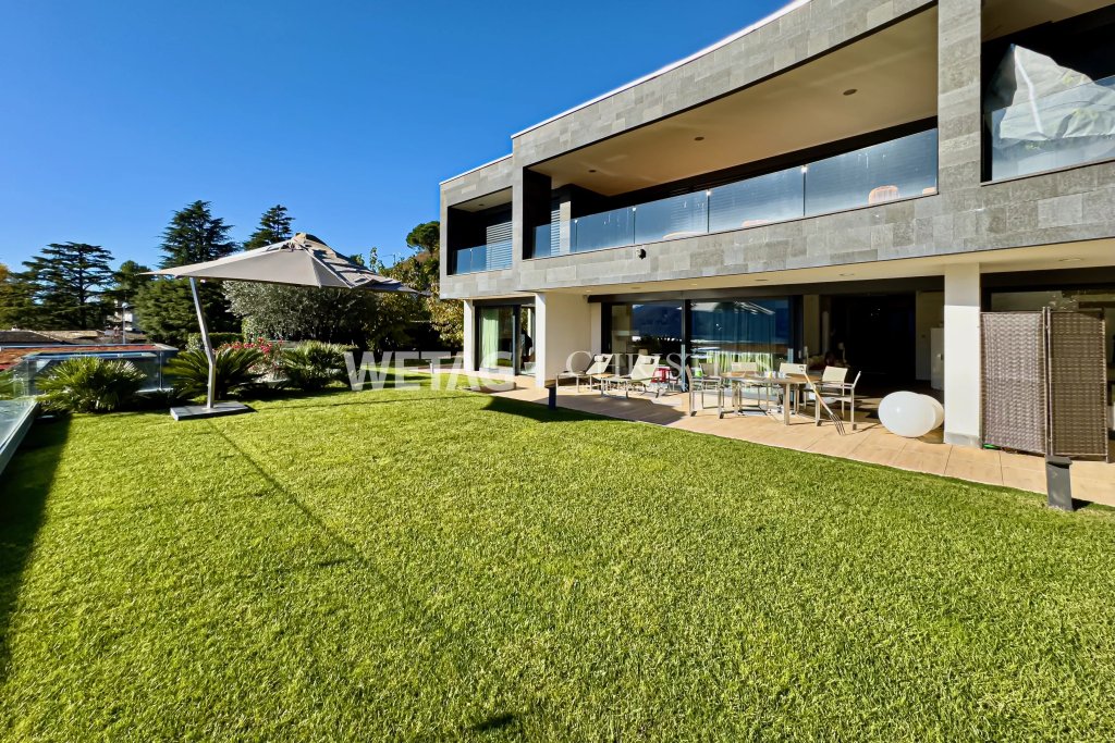 Moderne Villa mit Garten und Terrasse