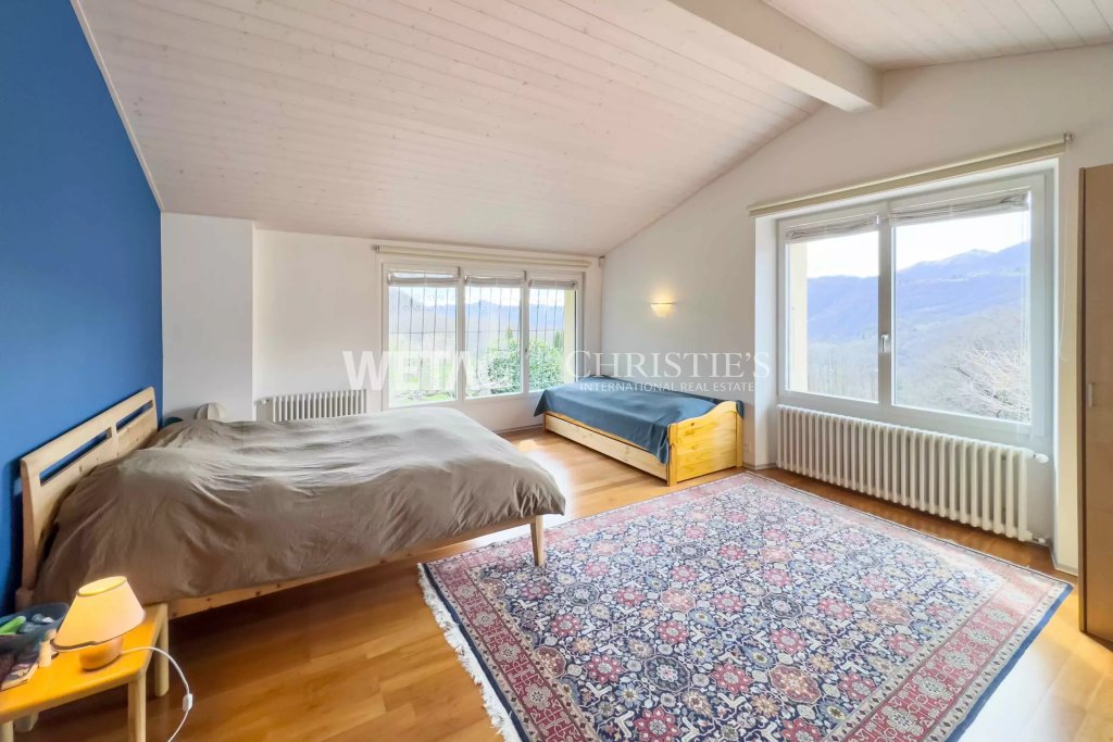 Helles Schlafzimmer mit Bergblick