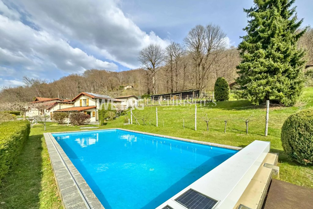Außenansicht mit Pool und Hanggrundstück