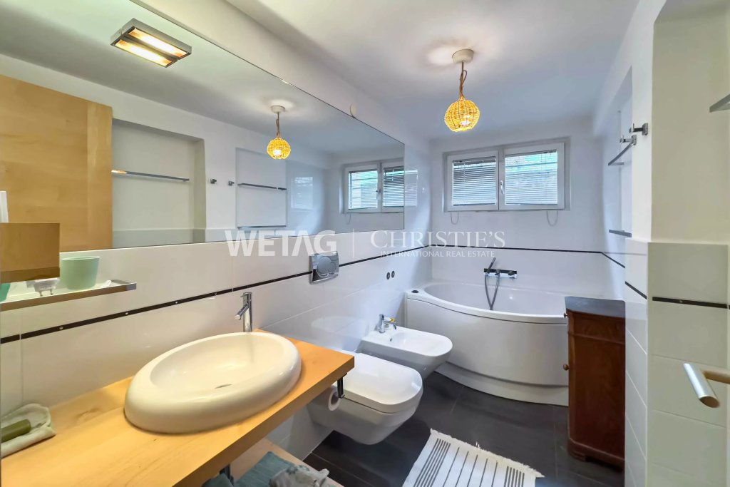Modernes Badezimmer mit Badewanne und Doppelwaschbecken