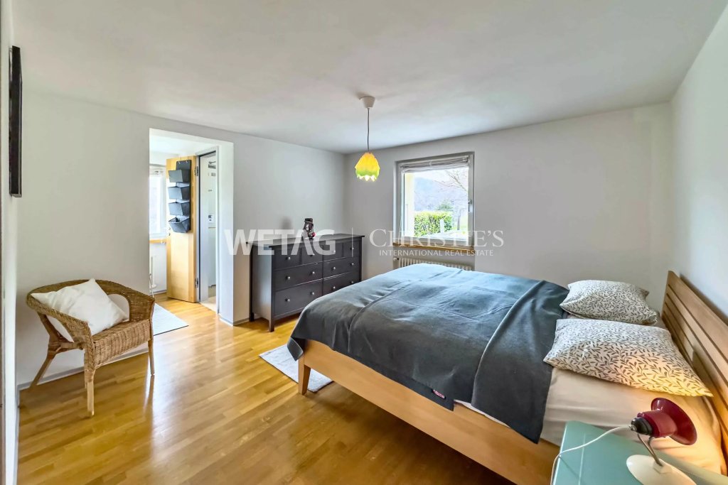 Helles Schlafzimmer mit einfacher Einrichtung