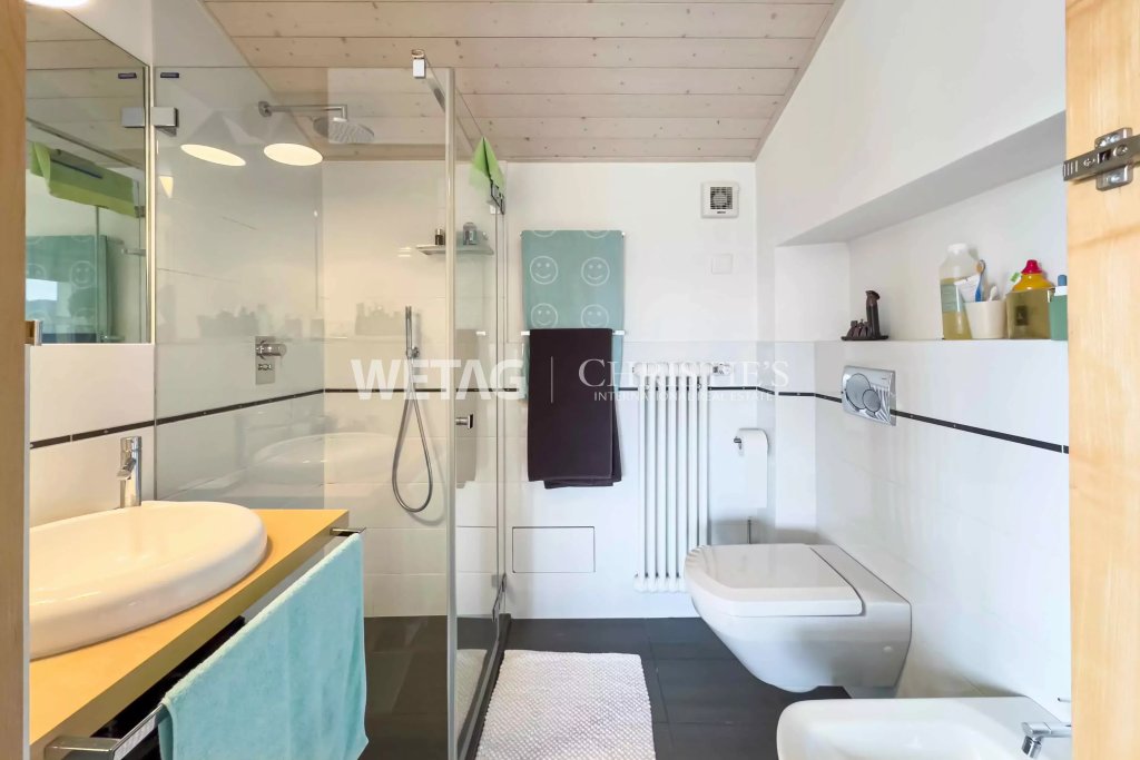 Modernes Badezimmer mit Glasdusche und Wand-WC