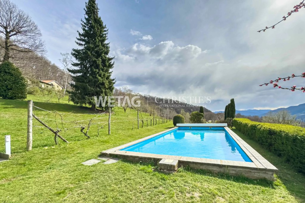 Außenbereich mit Pool und Bergblick