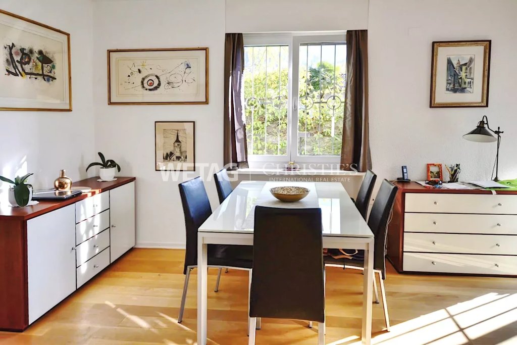 Esszimmer mit Fenstern und Sideboards