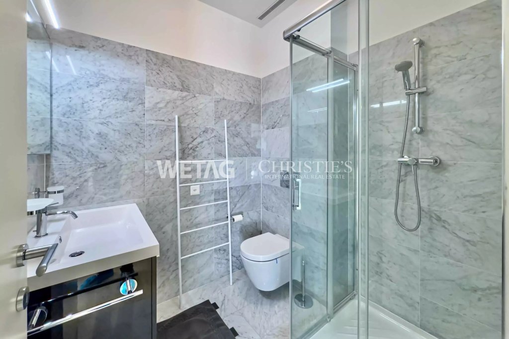Modernes Badezimmer mit Walk-in-Dusche