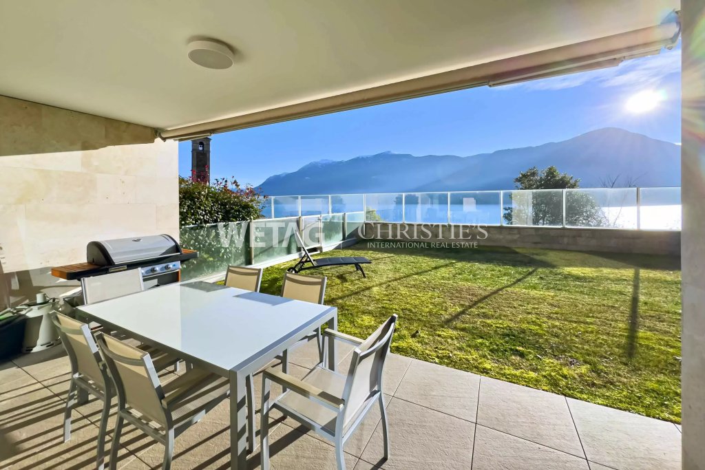 Überdachte Terrasse mit Garten und Bergblick