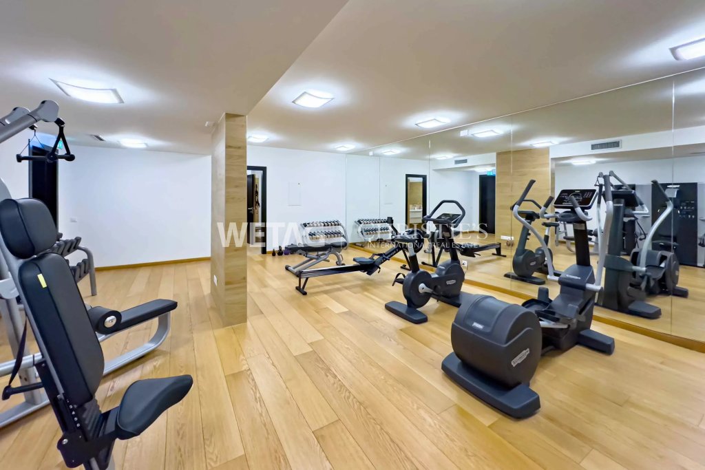 Heller Fitnessraum mit modernen Trainingsgeräten