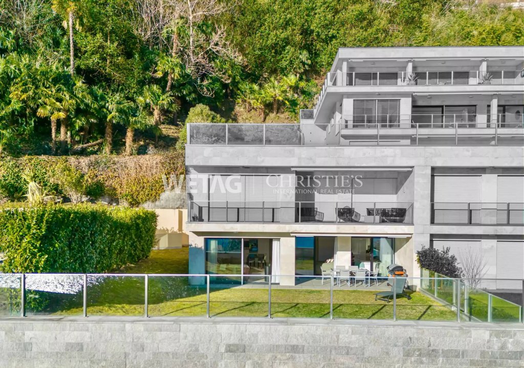 Moderne Luxusvilla mit Terrassen und Garten