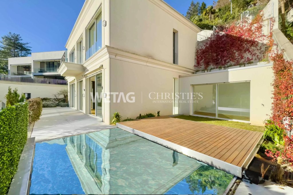 Moderner Außenbereich mit Pool und Terrasse