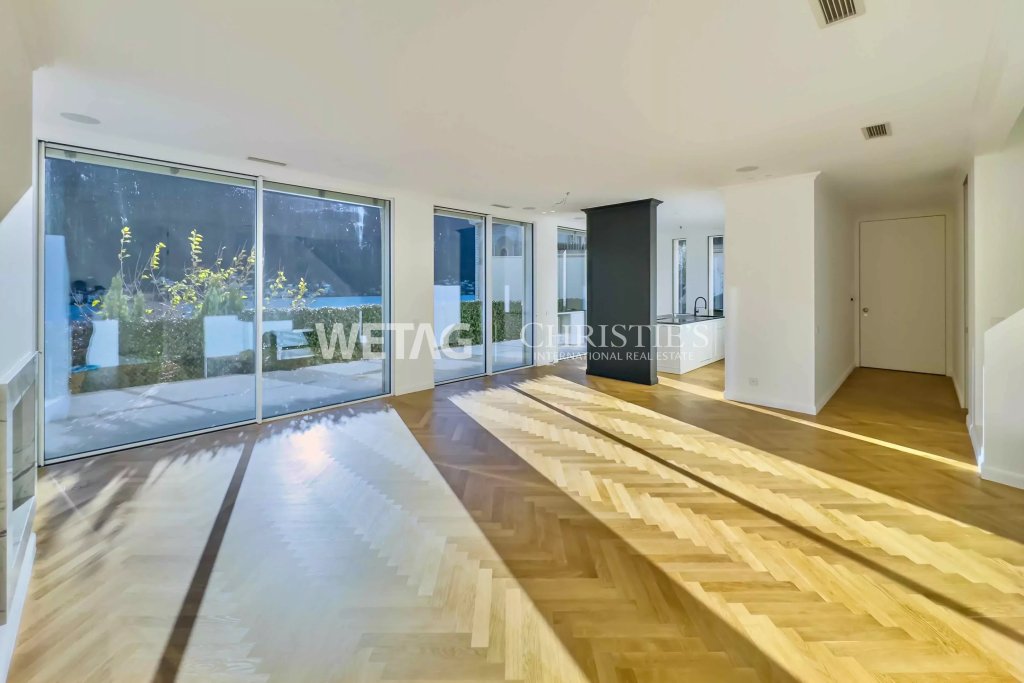 Heller Wohnbereich mit großer Glasfront