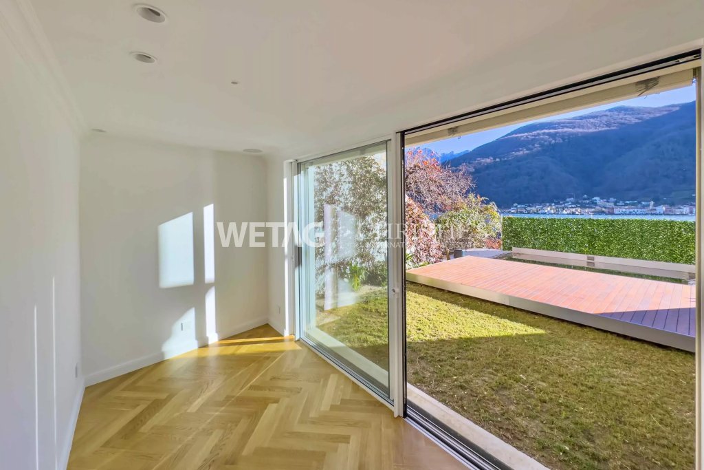 Helles Zimmer mit Garten- und Seeblick