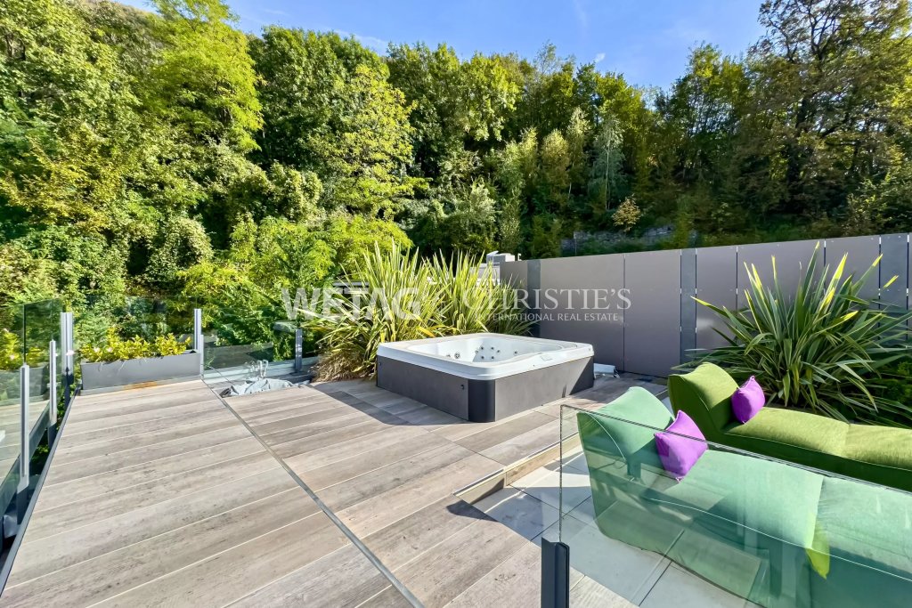 Dachterrasse mit Whirlpool und Lounge-Bereich
