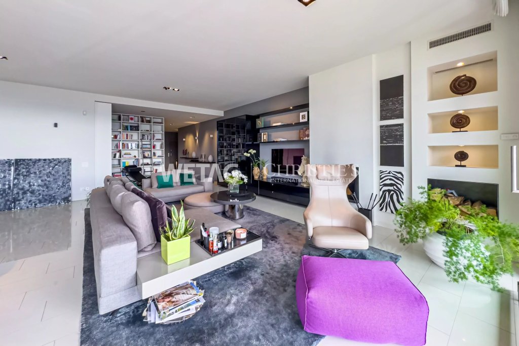 Modernes Wohnzimmer mit Kaminwand und offener Regalwand