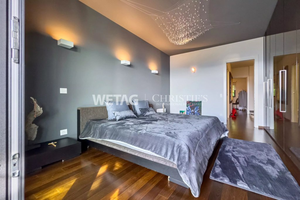Modernes Schlafzimmer mit dunkler Akzentwand