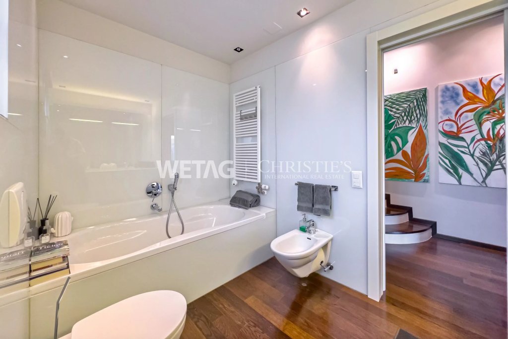 Modernes Badezimmer mit Badewanne und separatem WC-Bereich