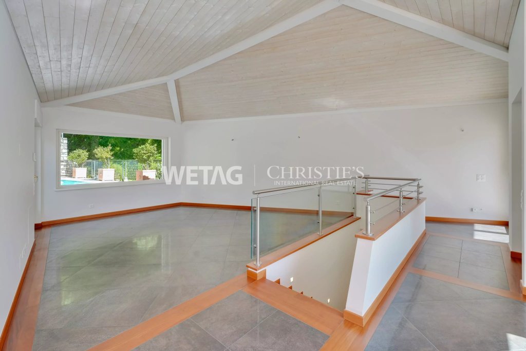 Heller Innenraum mit Galerie und Sicht auf den Außenbereich