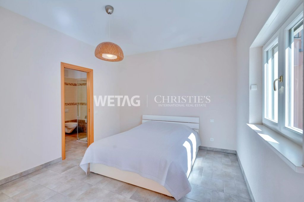 Helles Schlafzimmer mit Badzugang