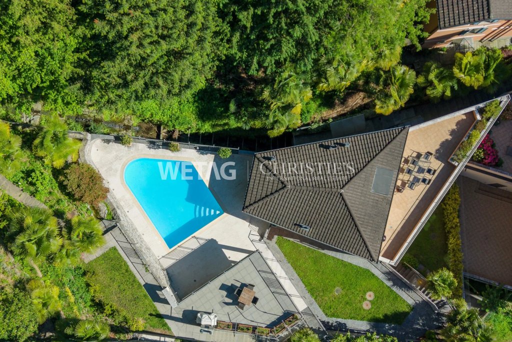 Luftaufnahme eines Hauses mit Pool und Terrasse