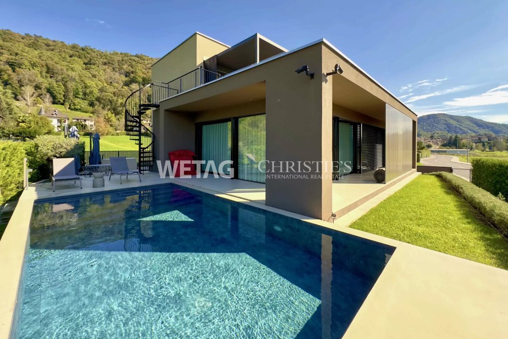 Moderne Villa mit Pool und Bergblick