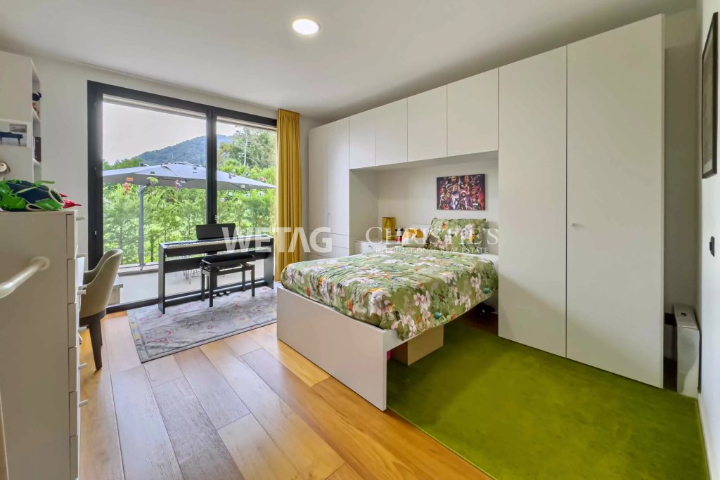 Modernes Schlafzimmer mit Blick ins Grüne