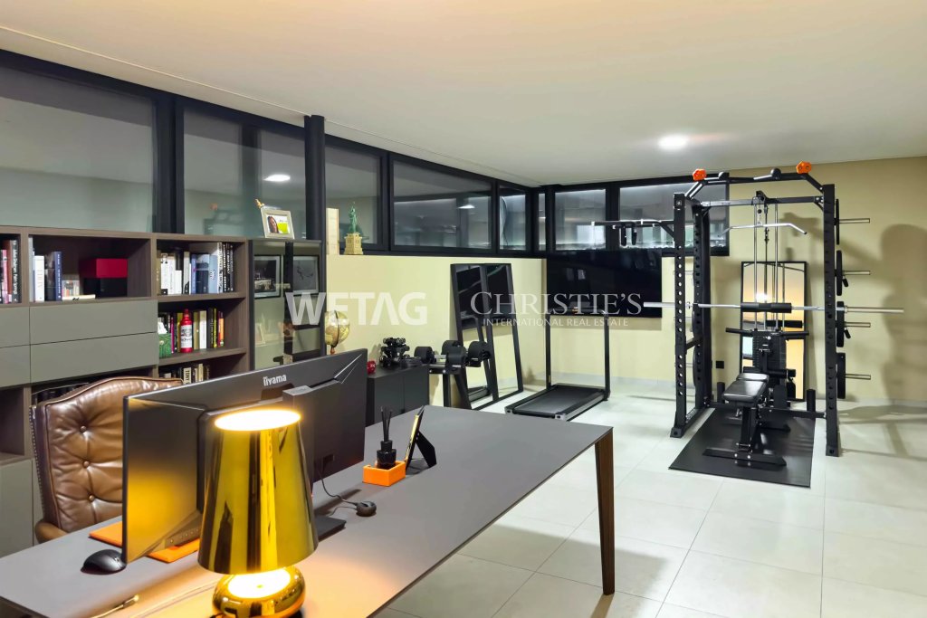 Heimisches Büro mit Fitnessbereich