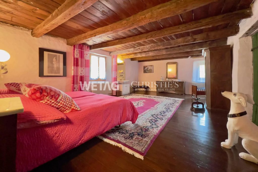 Rustikales Schlafzimmer mit Holzbalkendecke
