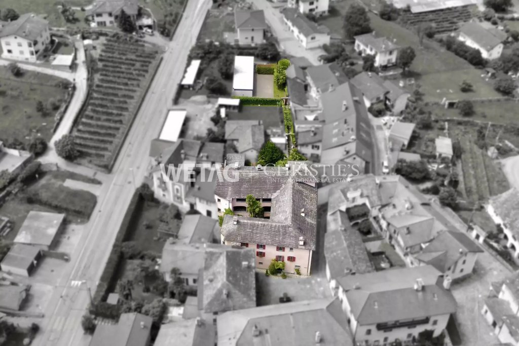 Drohnenaufnahme eines Wohnhauses mit Gartenparzelle