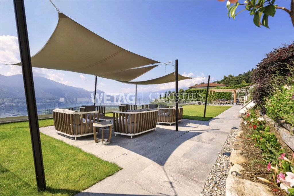 Luxuriöse Terrassenlounge mit Seeblick