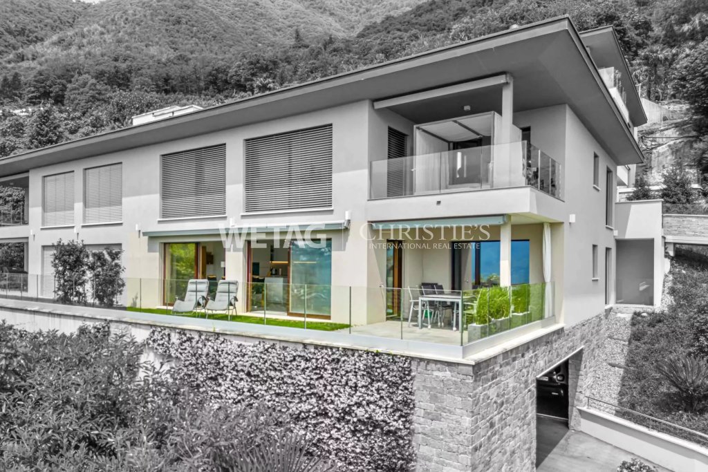 Moderne Villa mit großzügigen Terrassen und Bergkulisse